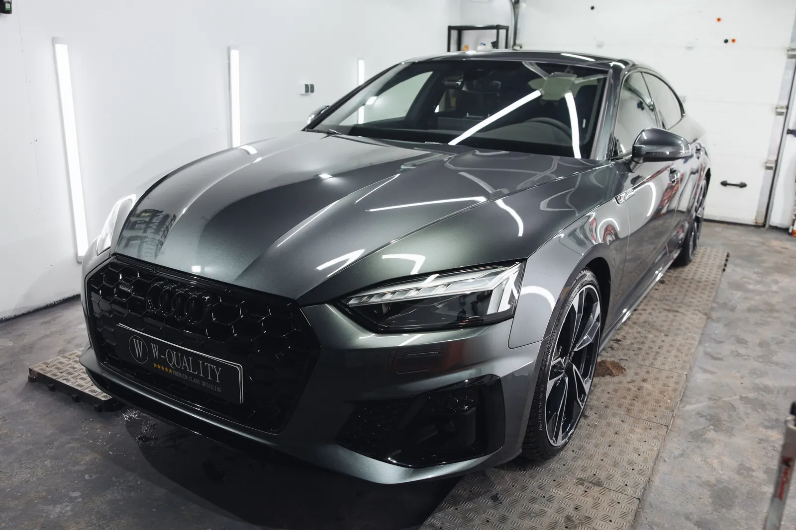 Szare Audi A5 Sportback w studiu W-Quality pod listwami LED