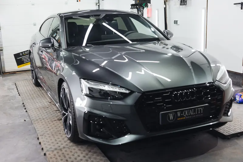 Przód szarego Audi A5 Sportback po detailingu w studiu W-Quality