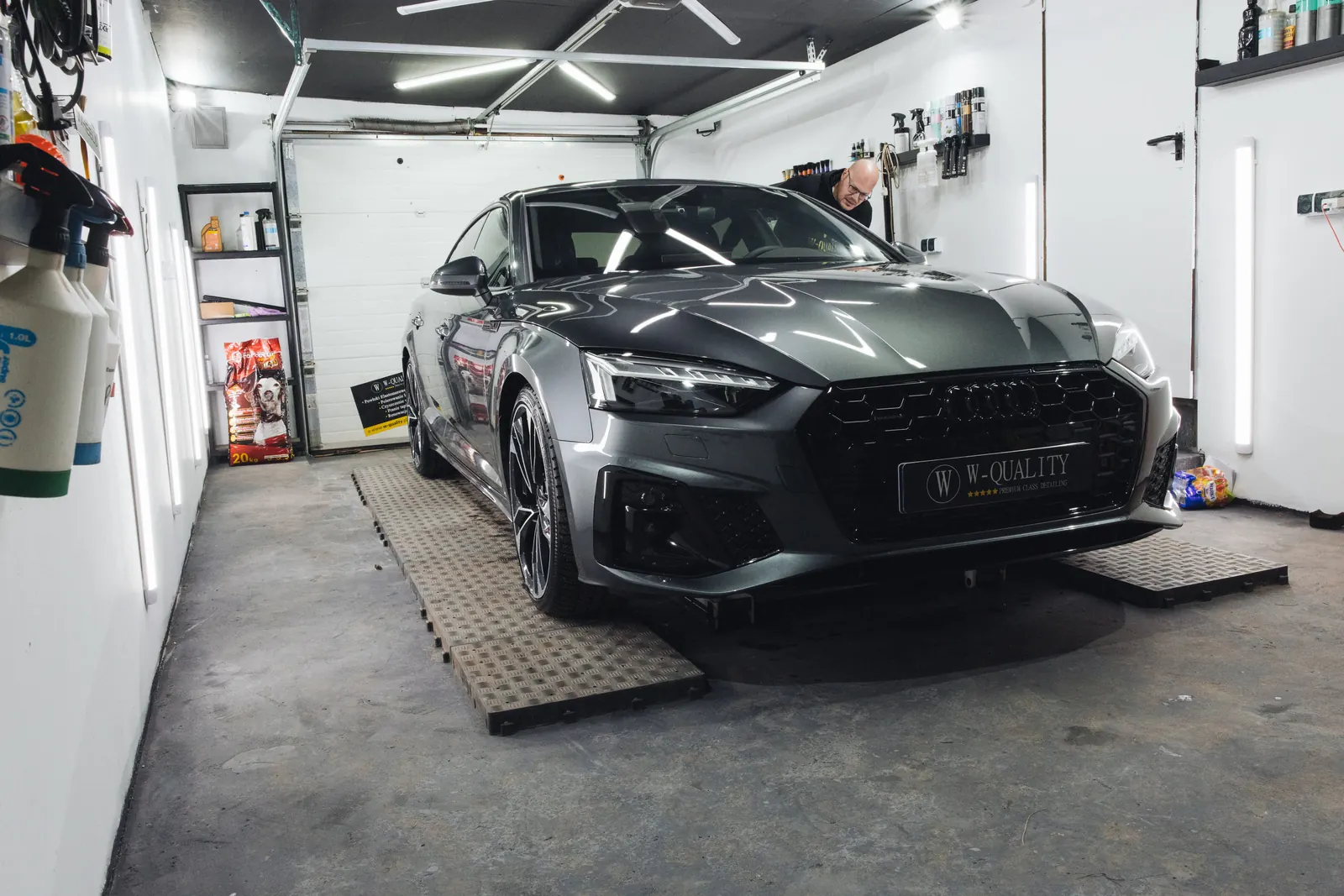 Szare Audi A5 Sportback z błyszczącym lakierem w studiu W-Quality