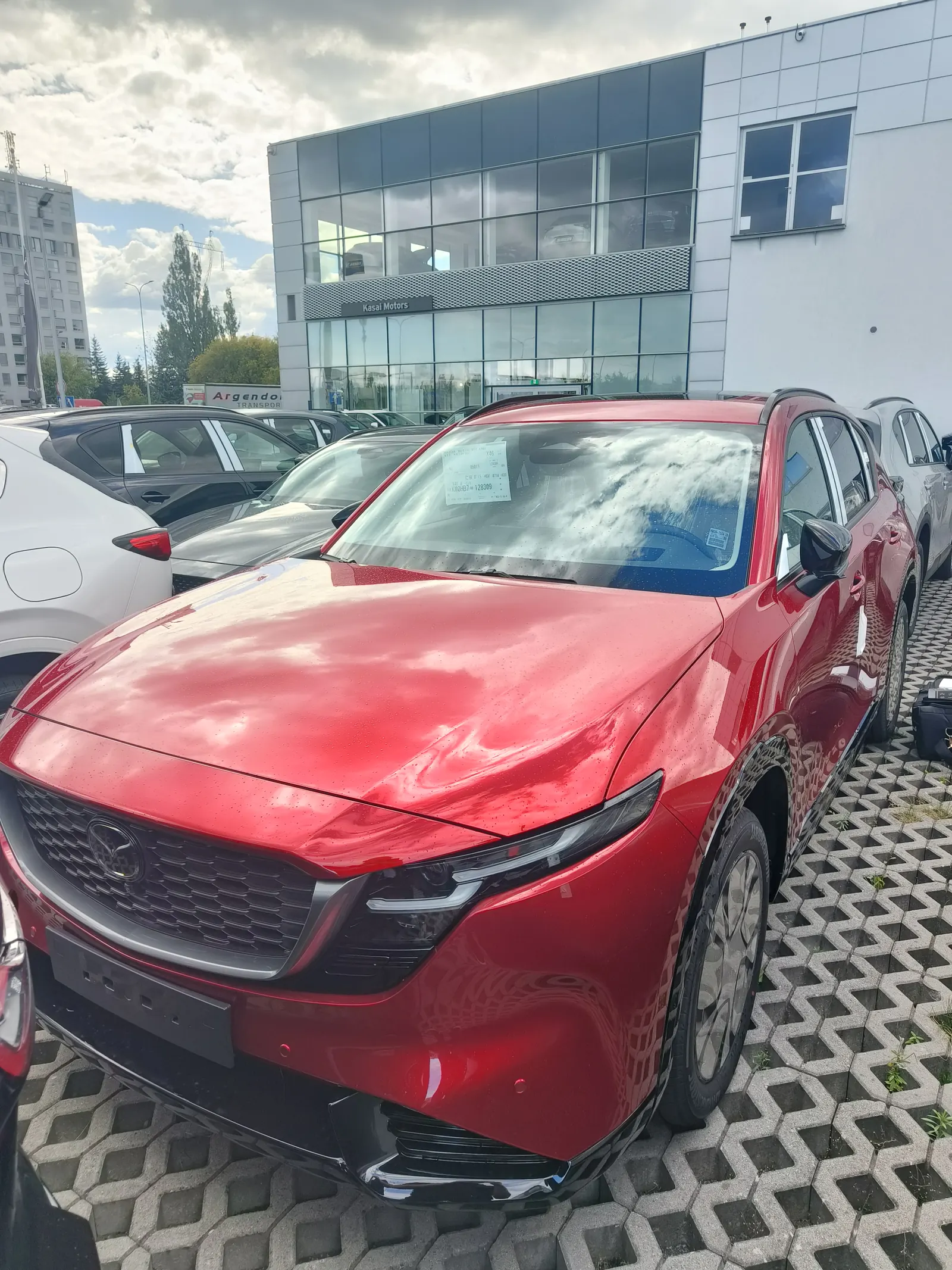 Nowa czerwona Mazda CX-5 na placu salonu przed odbiorem