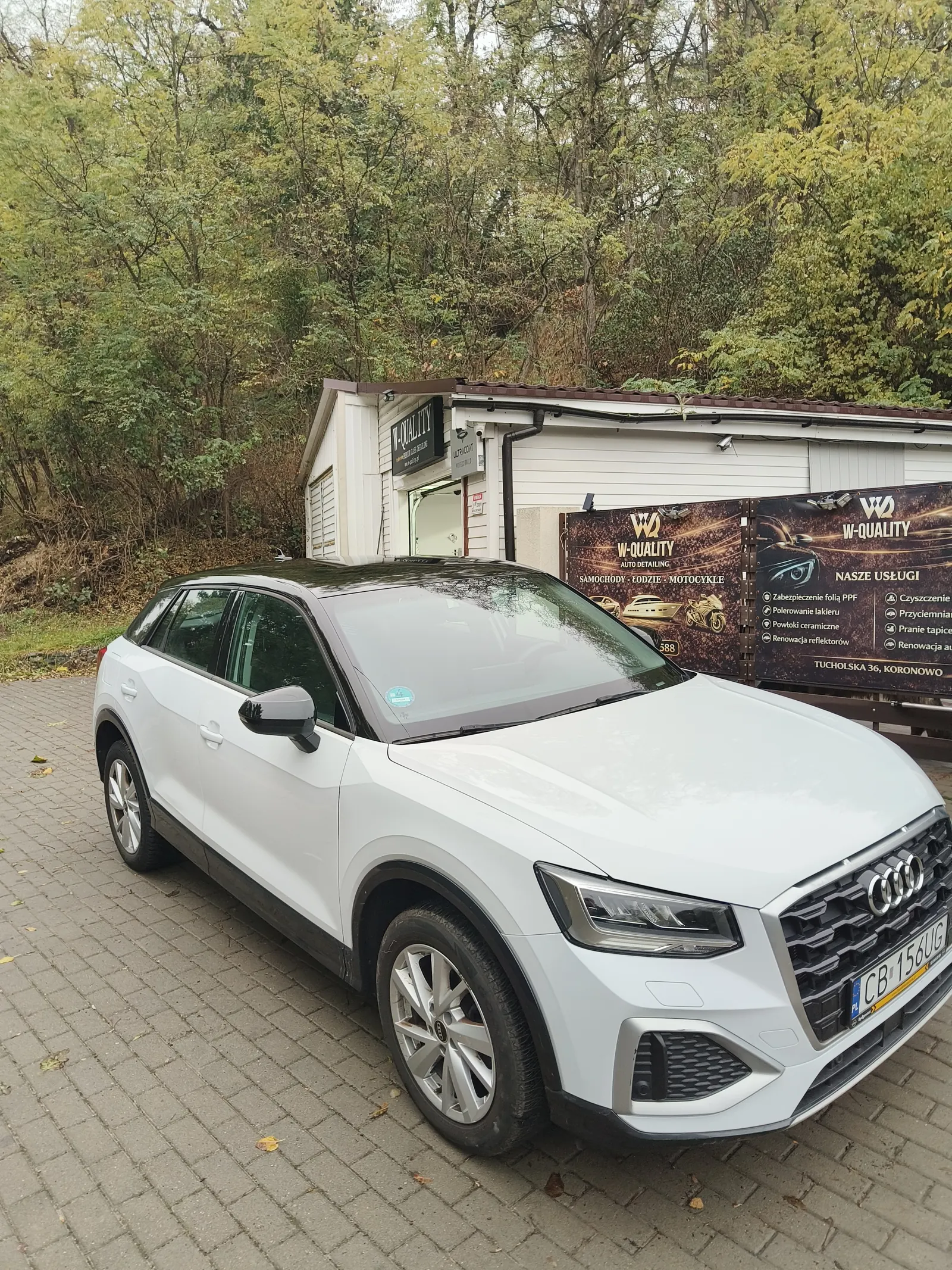 Białe Audi Q2 z czarnym dachem przed studiem W-Quality