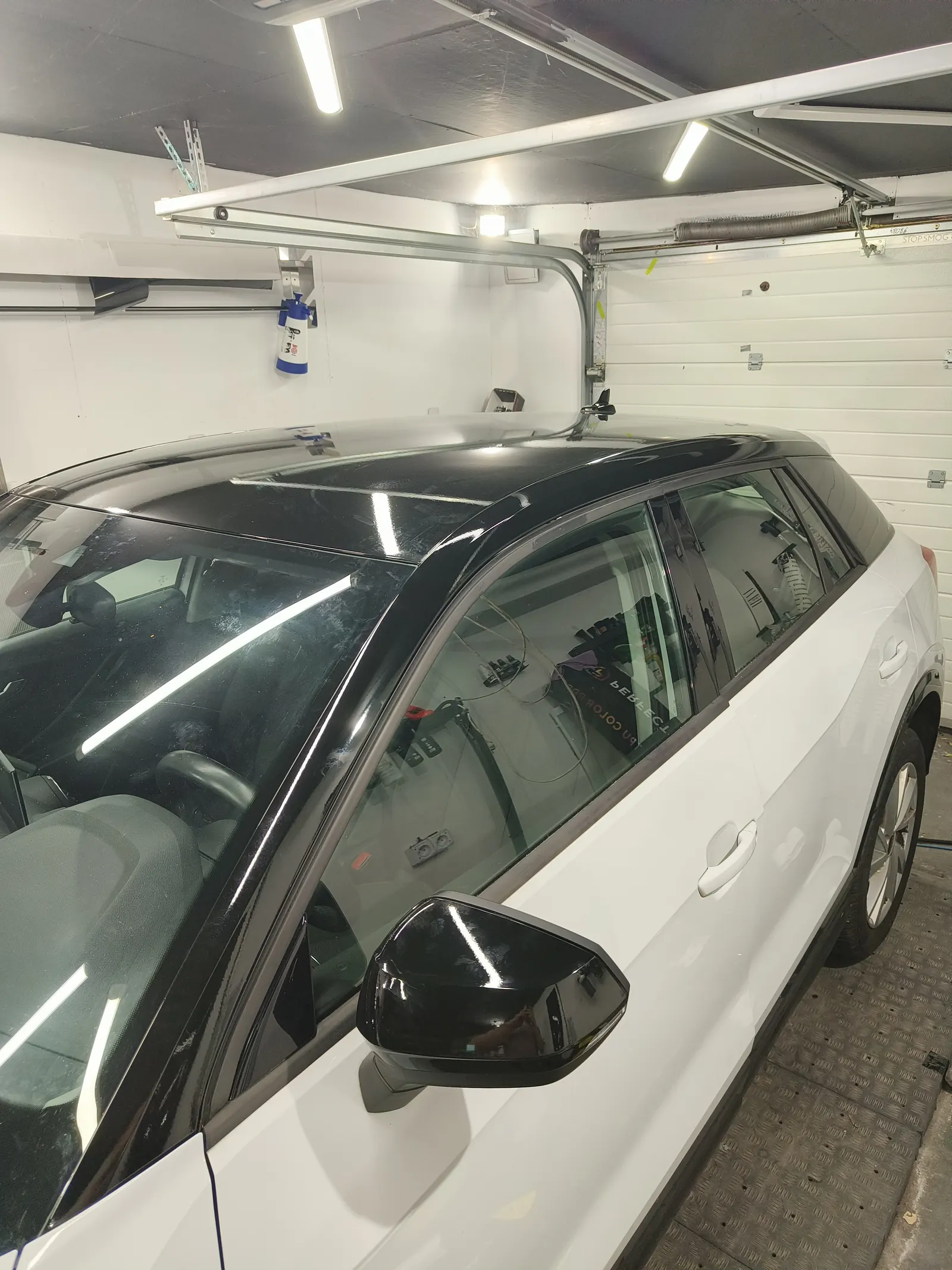 Dach i lusterko białego Audi Q2 w czarnej folii błyszczącej