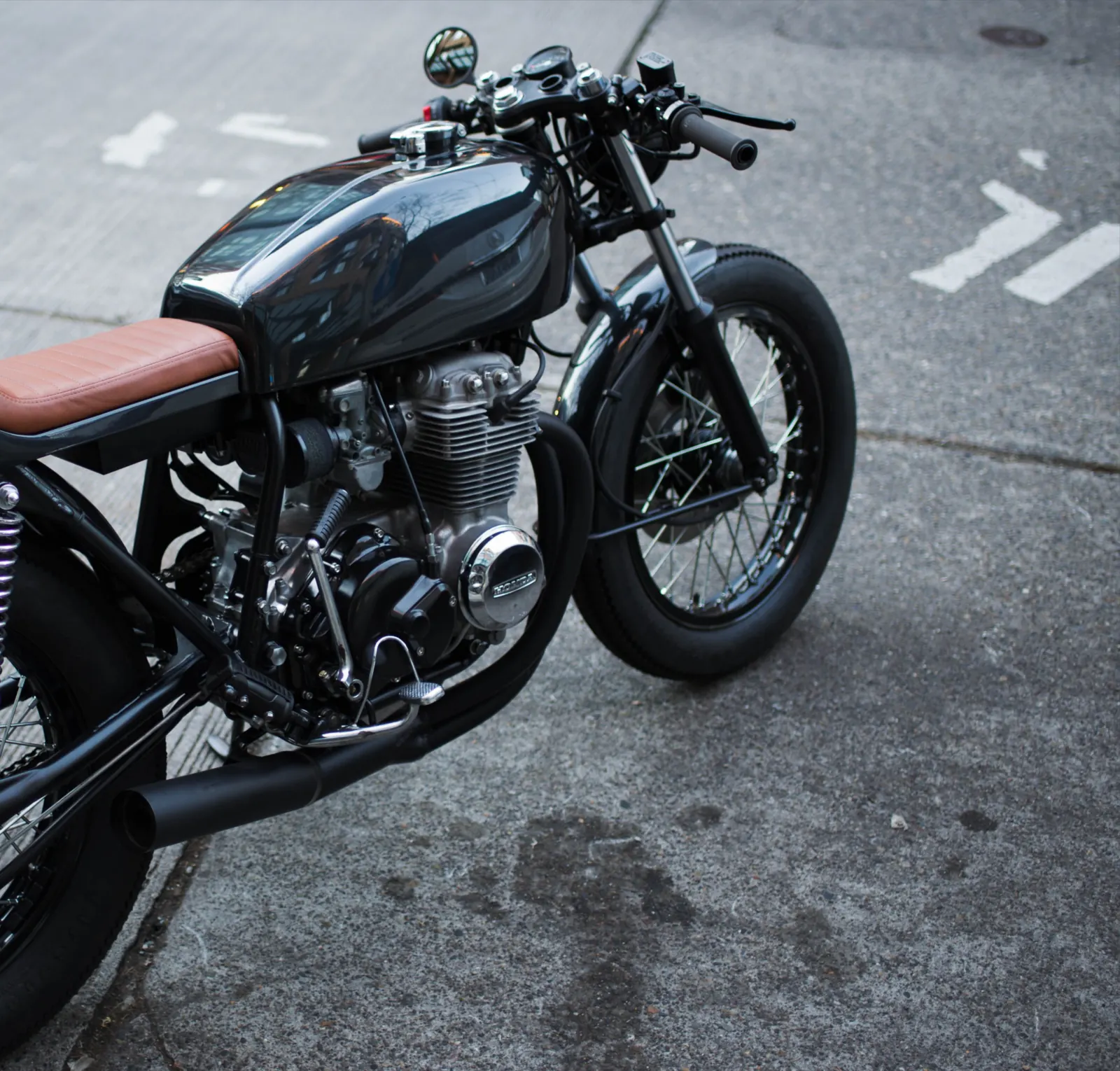 Czarny motocykl w stylu cafe racer